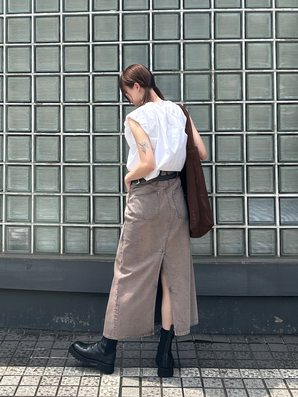 ホワイト系のシャツ/ブラウス、ピンク系のデニムスカート、ブラウン系のショルダーバッグを着用したレディースの夏コーディネートの2枚目の写真