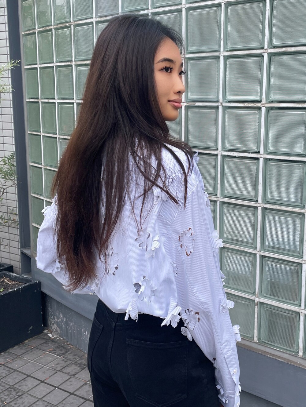 ブルー系のシャツ/ブラウス、ブラック系のデニムパンツを着用したレディースの夏コーディネートの3枚目の写真