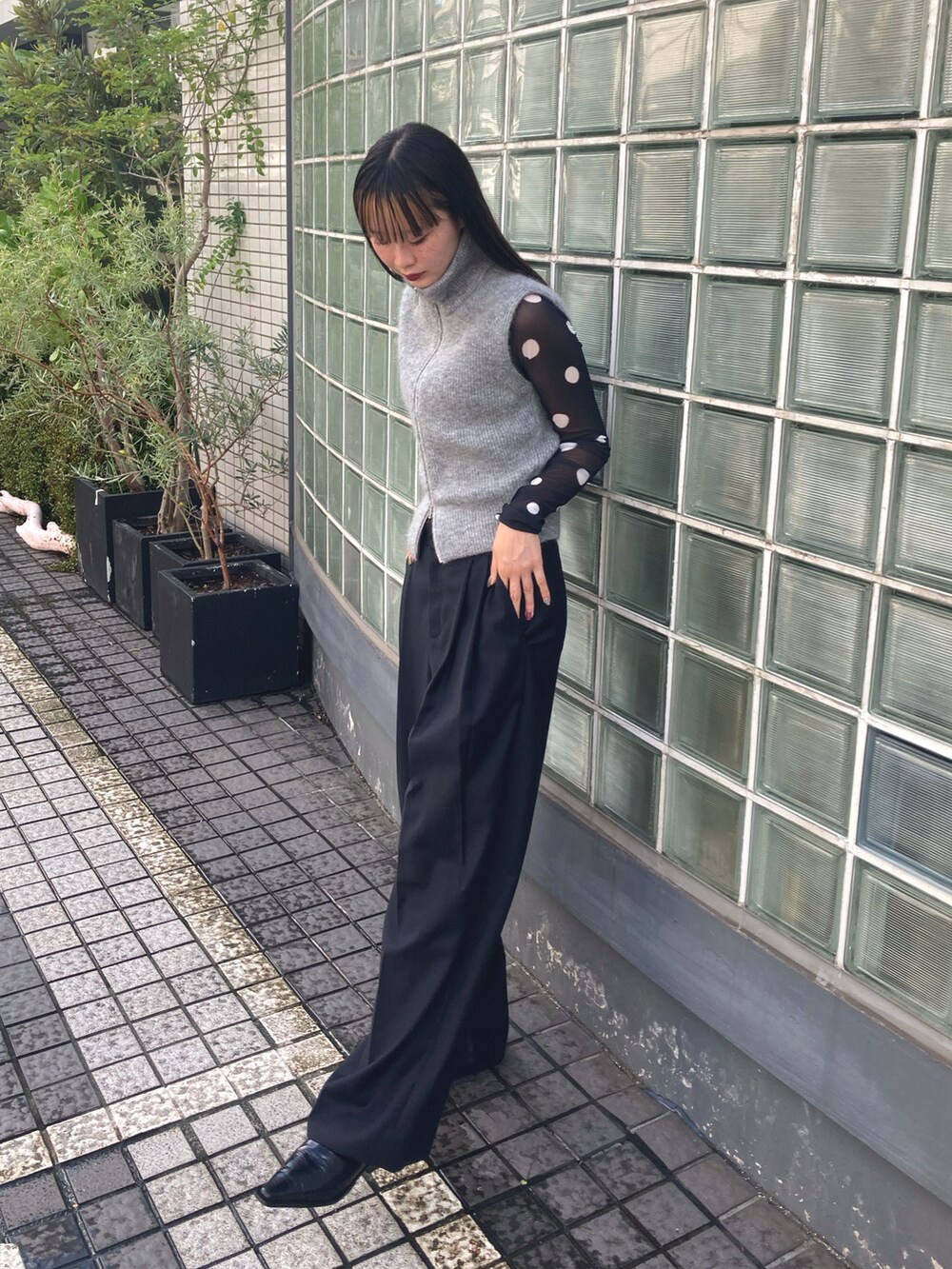 ブラック系のTシャツ/カットソーを着用したレディースの秋コーディネートの3枚目の写真