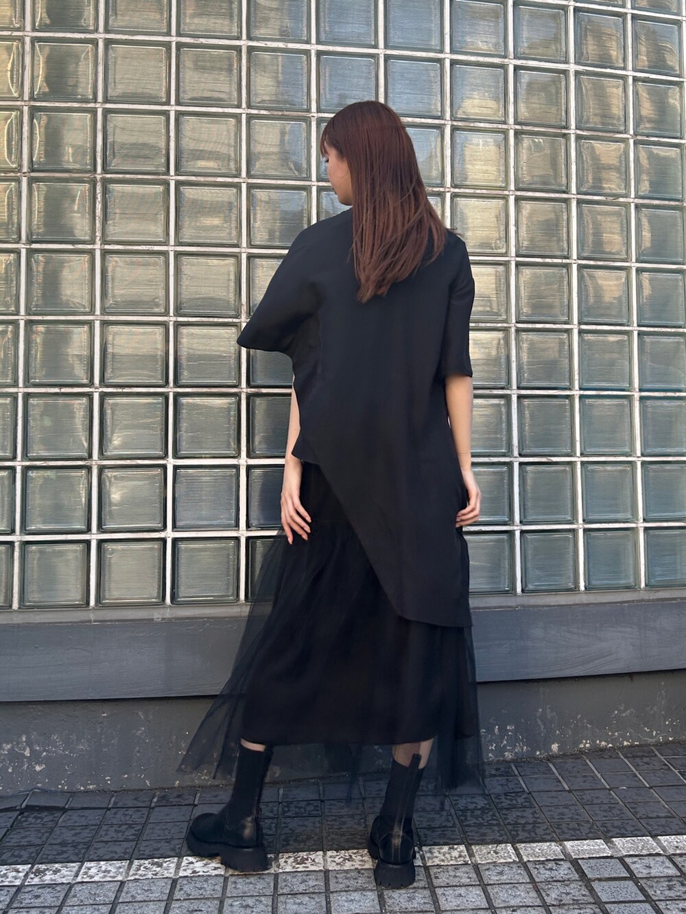 ブラック系のシャツ/ブラウス、ブラック系のスカートを着用したレディースの夏コーディネートの2枚目の写真