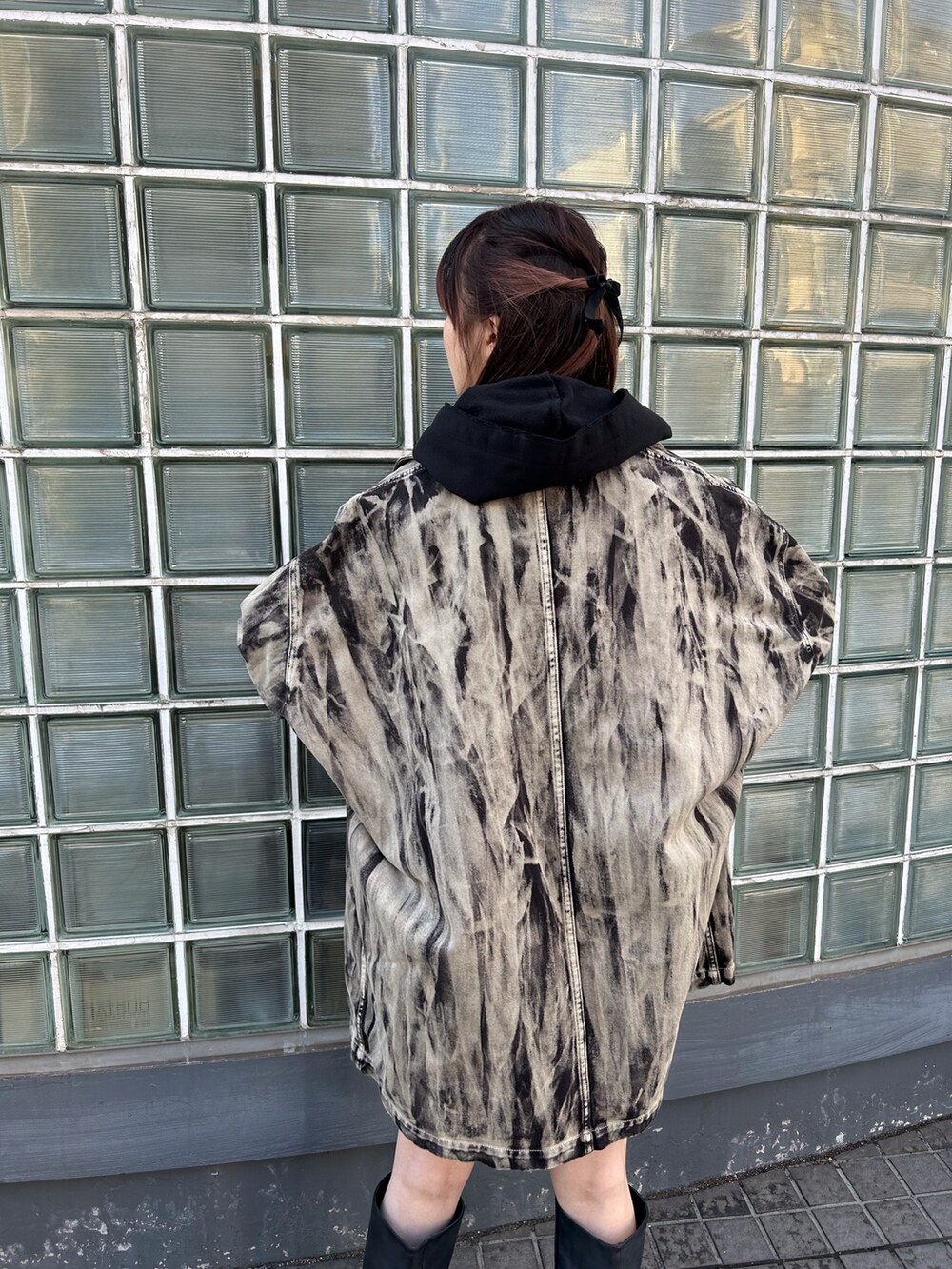 ベージュ系のジャケット/アウター、ブラック系のパーカー、ブラック系のスカートを着用したレディースの冬コーディネートの4枚目の写真