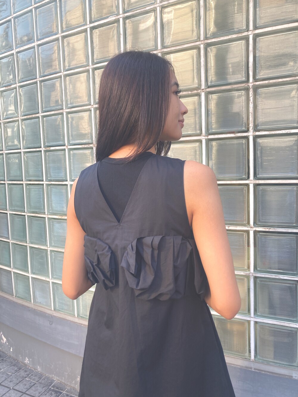 ブラック系のワンピース、ブラック系のシューズを着用したレディースの夏コーディネートの4枚目の写真