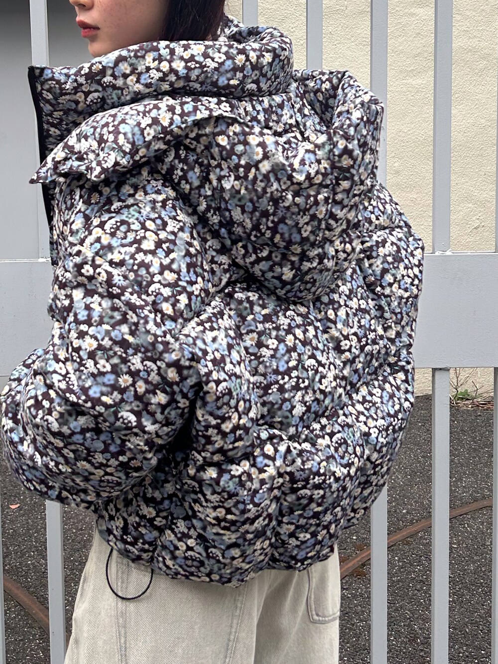 ブルー系のジャケット/アウター、ブルー系のニット/セーター、グレー系のデニムパンツを着用したレディースの冬コーディネートの4枚目の写真