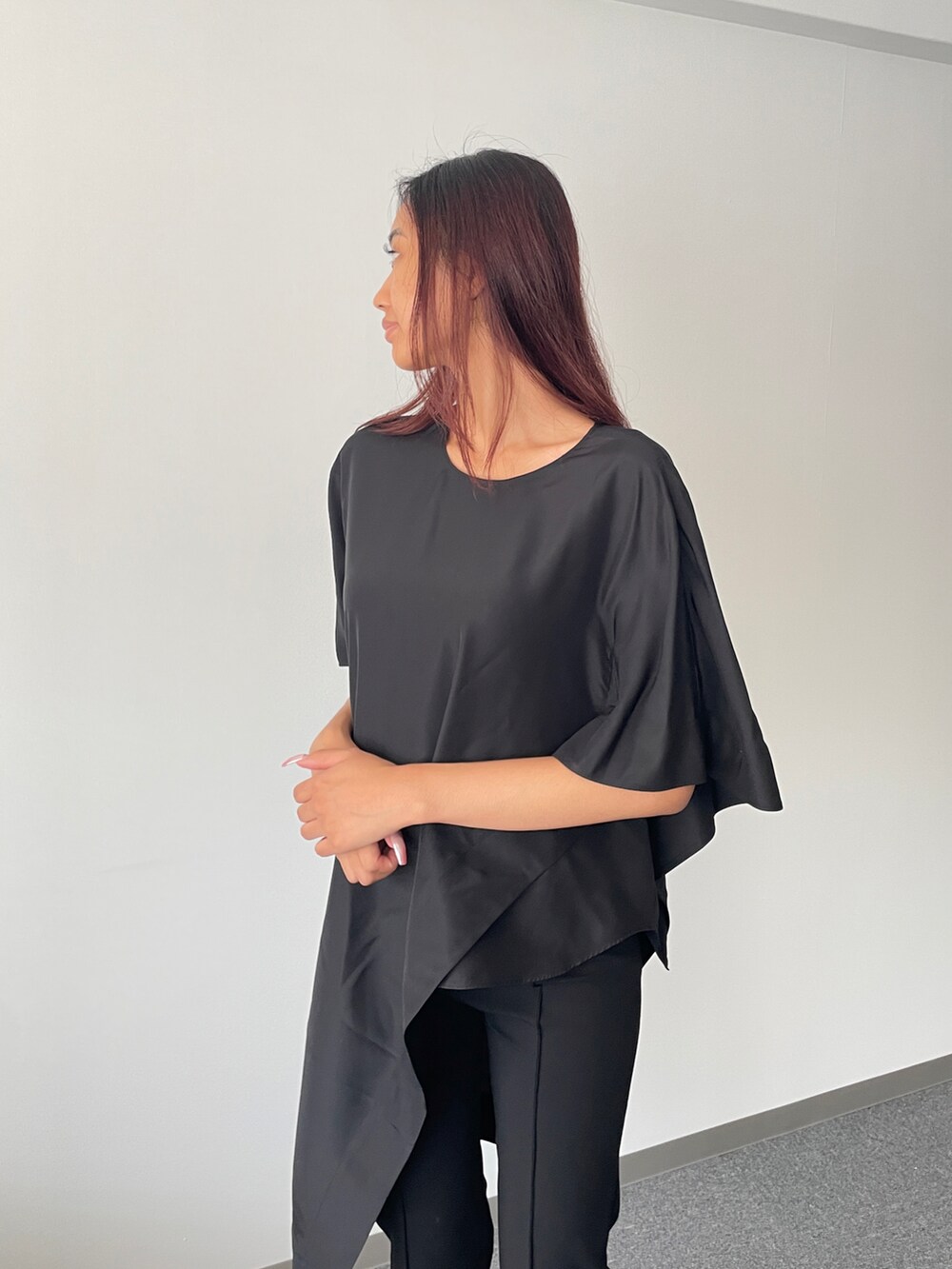 ブラック系のシャツ/ブラウス、ブラック系のその他パンツを着用したレディースの秋コーディネートの3枚目の写真