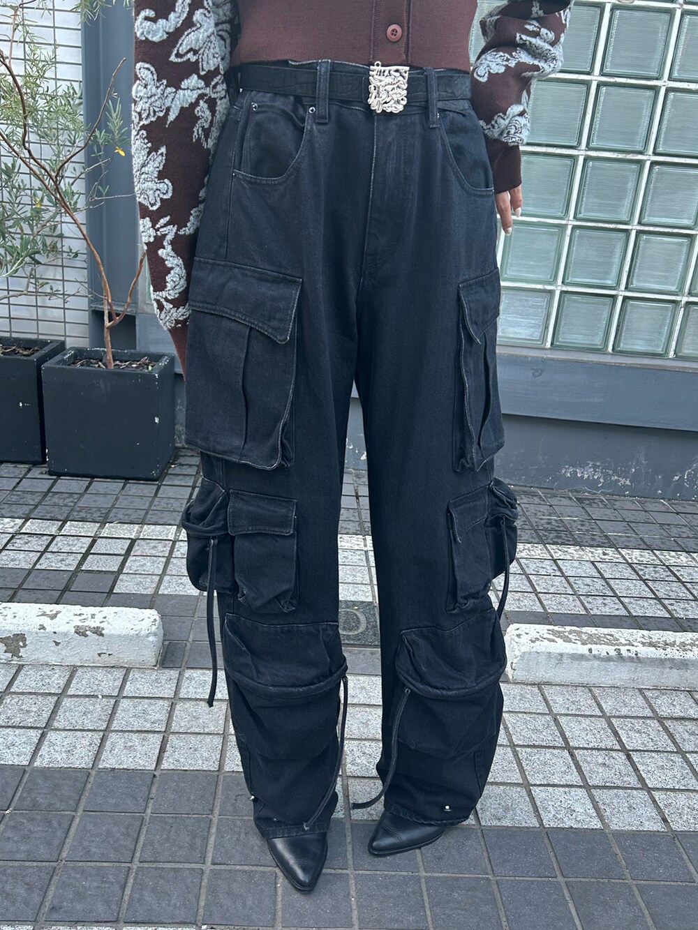 ブラウン系のニット/セーター、ブラック系のデニムパンツ、ブラック系のベルトを着用したレディースの秋コーディネートの3枚目の写真