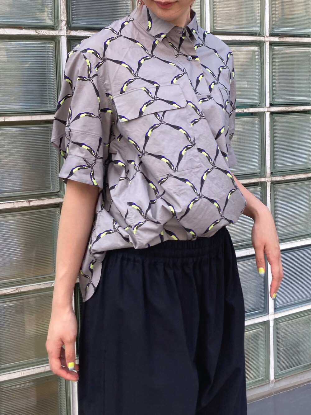 グレー系のシャツ/ブラウスを着用したレディースの夏コーディネートの2枚目の写真