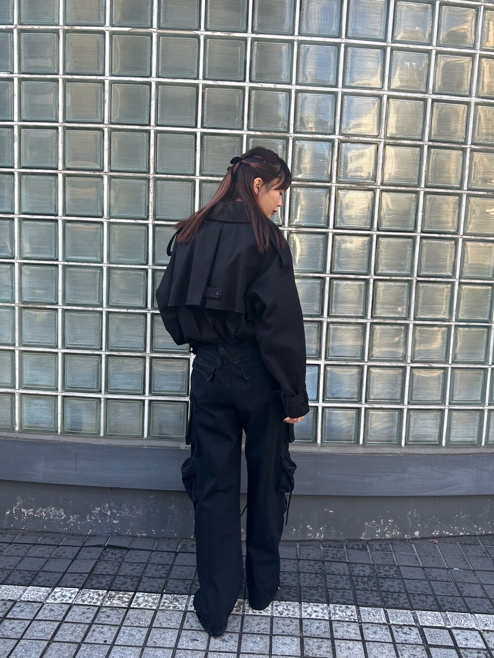 ブラック系のその他アウター、ブラック系のデニムパンツ、ブラウン系のその他トップスを着用したレディースの冬コーディネートの2枚目の写真