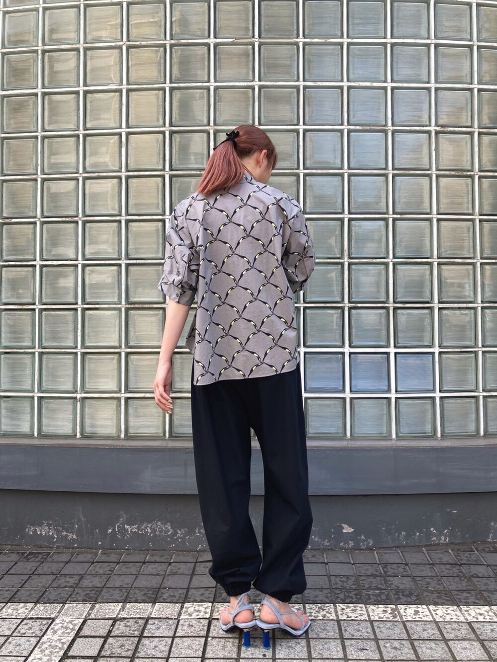 グレー系のシャツ/ブラウスを着用したレディースの夏コーディネートの3枚目の写真