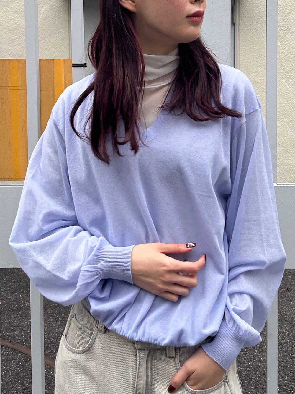 ブルー系のジャケット/アウター、ブルー系のニット/セーター、グレー系のデニムパンツを着用したレディースの冬コーディネートの5枚目の写真