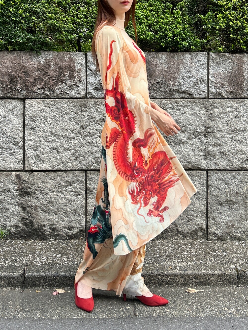 ホワイト系のワンピース/ドレスを着用したレディースの冬コーディネートの2枚目の写真