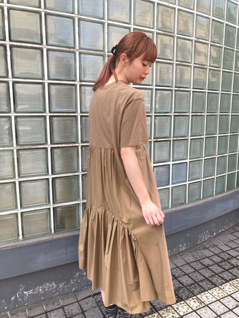 ベージュ系のワンピース/ドレスを着用したレディースの夏コーディネートの4枚目の写真