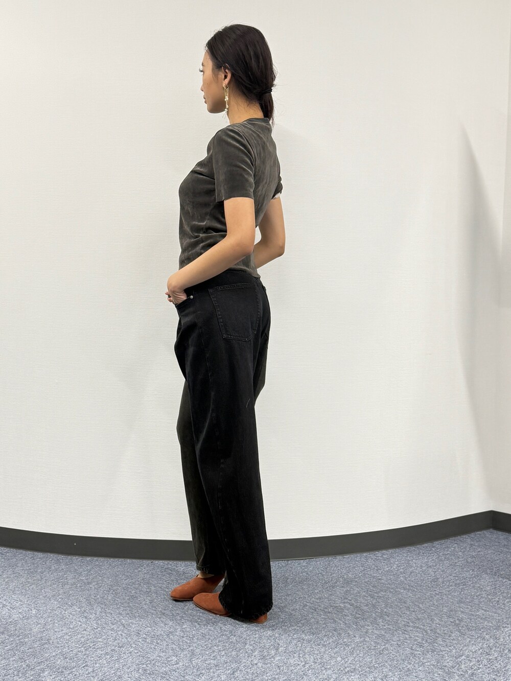 ブラウン系のTシャツ/カットソー、ブラック系のデニムパンツを着用したレディースの春コーディネートの2枚目の写真