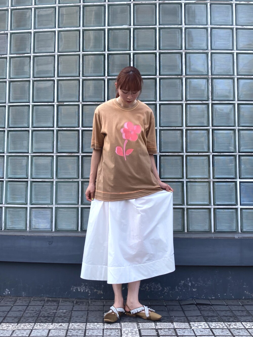 ブラウン系のTシャツ/カットソーを着用したレディースの夏コーディネートの2枚目の写真