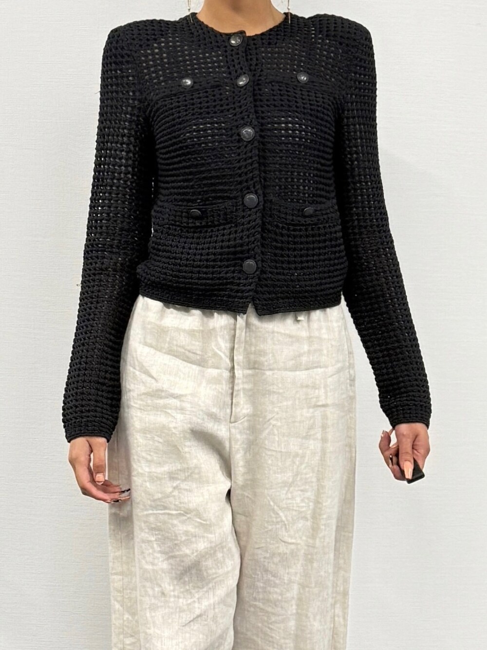 ブラック系のその他アウター、ベージュ系のその他パンツを着用したレディースの春コーディネートの2枚目の写真