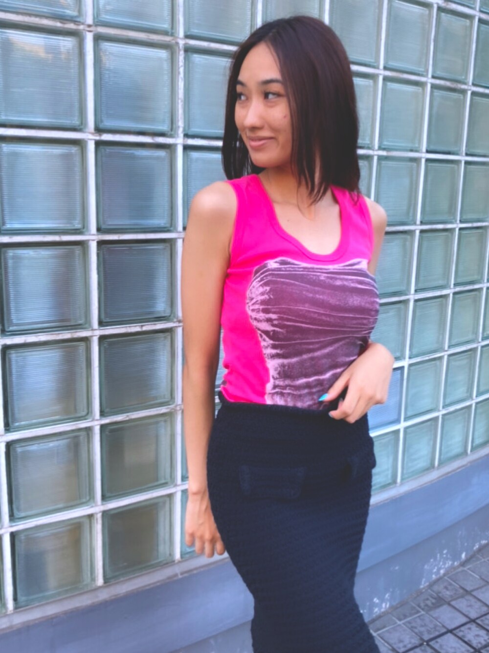 ピンク系のTシャツ/カットソー、ブラック系のスカート、ブラック系のソックス/靴下を着用したレディースの夏コーディネートの2枚目の写真