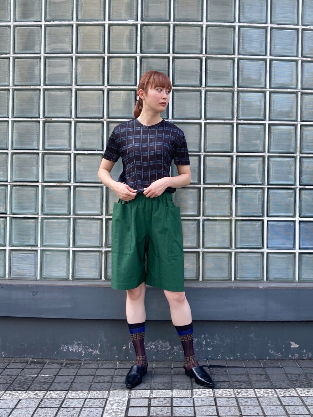 ブラウン系のTシャツ/カットソーを着用したレディースの夏コーディネートの2枚目の写真