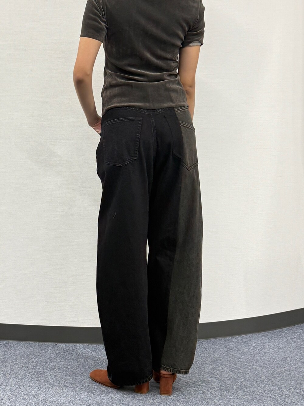 ブラウン系のTシャツ/カットソー、ブラック系のデニムパンツを着用したレディースの春コーディネートの3枚目の写真