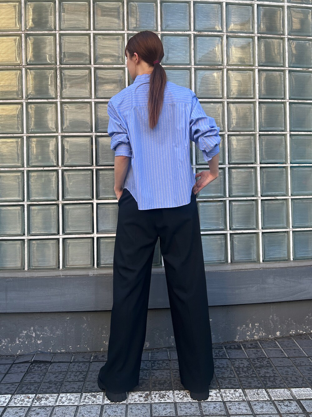ブラック系のその他パンツ、ブルー系のシャツ/ブラウスを着用したレディースの夏コーディネートの2枚目の写真