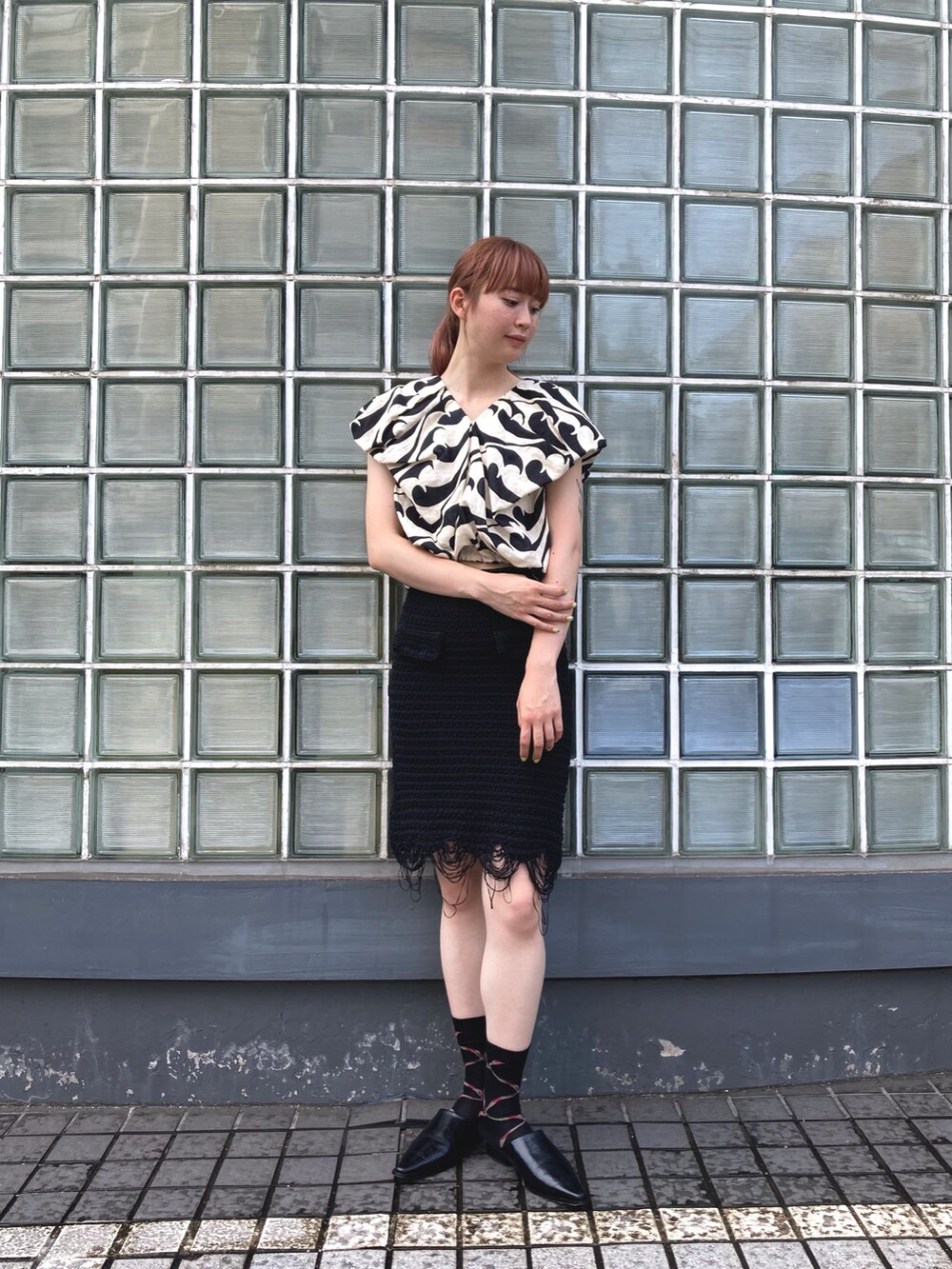 ベージュ系のシャツ/ブラウス、ブラック系のスカート、ブラック系のソックス/靴下を着用したレディースの夏コーディネートの2枚目の写真