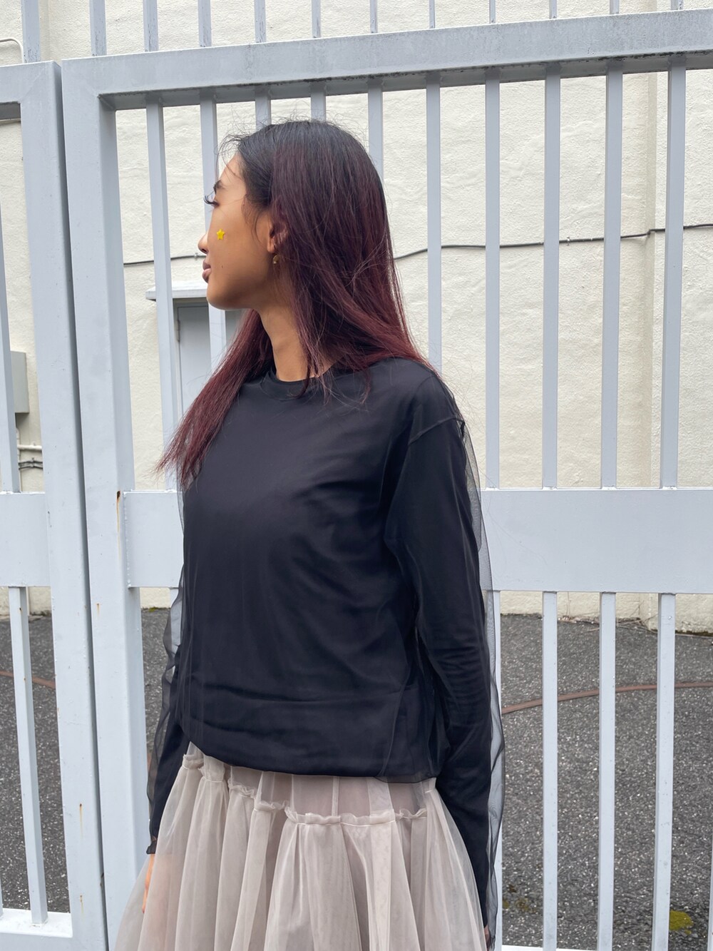 ベージュ系のスカート、ブラック系のTシャツ/カットソー、ベージュ系のシューズを着用したレディースの秋コーディネートの3枚目の写真