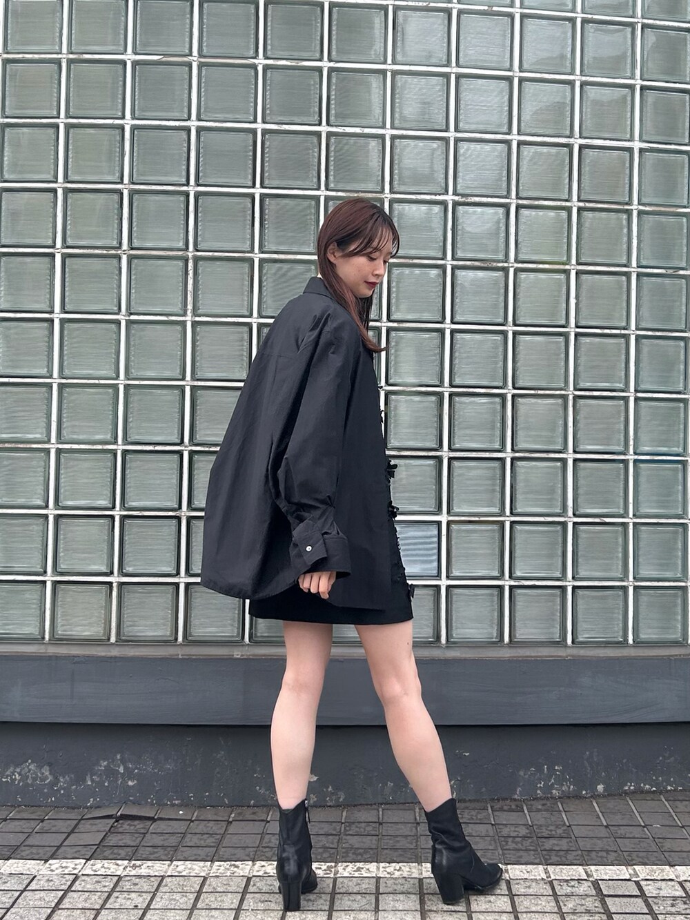 ブラック系のワンピース、ブラック系のシャツ/ブラウスを着用したレディースの春コーディネートの2枚目の写真