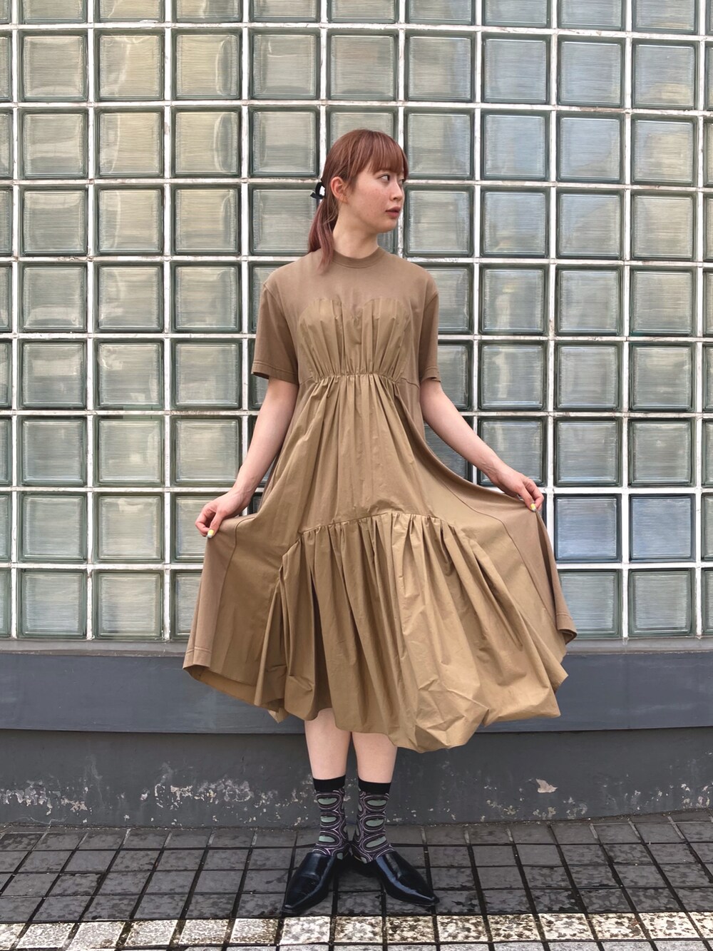 ベージュ系のワンピース/ドレスを着用したレディースの夏コーディネートの2枚目の写真