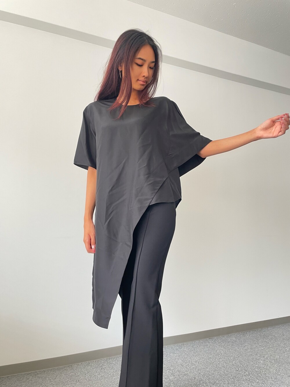 ブラック系のシャツ/ブラウス、ブラック系のその他パンツを着用したレディースの秋コーディネートの4枚目の写真