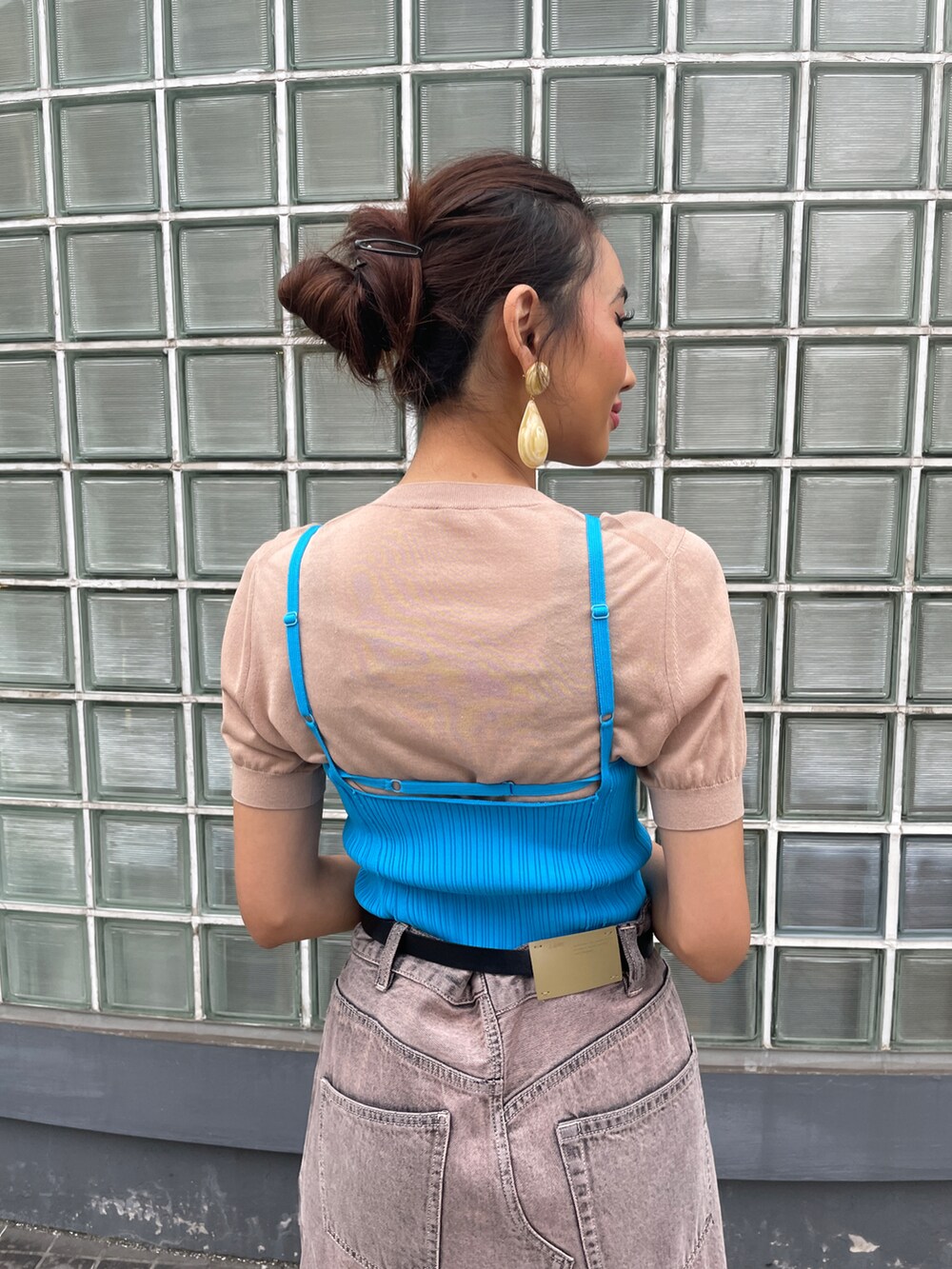 ブルー系のキャミソール、ブラウン系のトップス、ピンク系のデニムスカートを着用したレディースの夏コーディネートの2枚目の写真