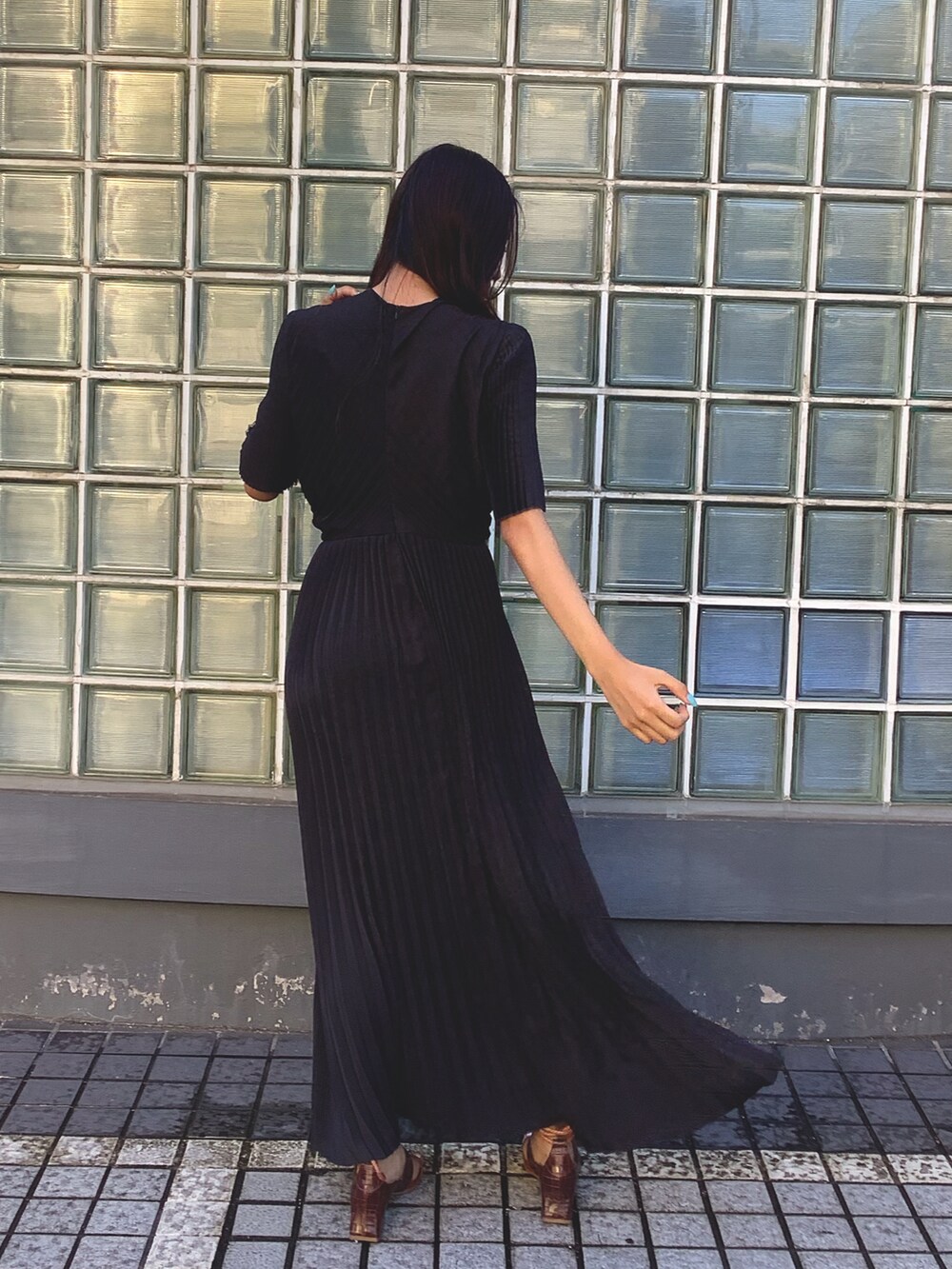 ブラック系のドレスを着用したレディースの夏コーディネートの4枚目の写真