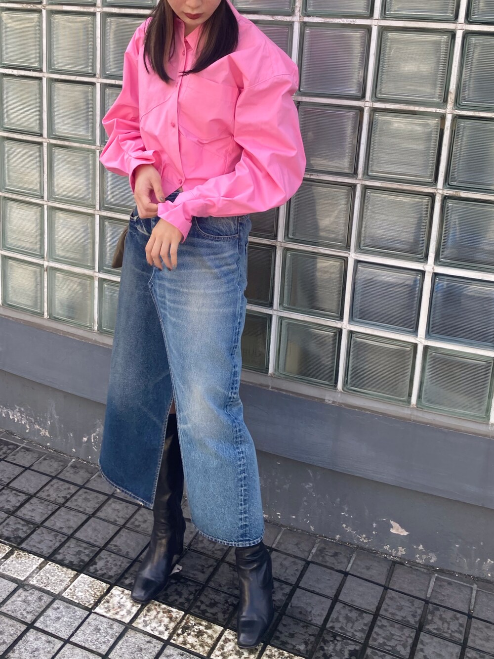 ピンク系のシャツ/ブラウス、ブルー系のデニムスカートを着用したレディースの秋コーディネートの4枚目の写真