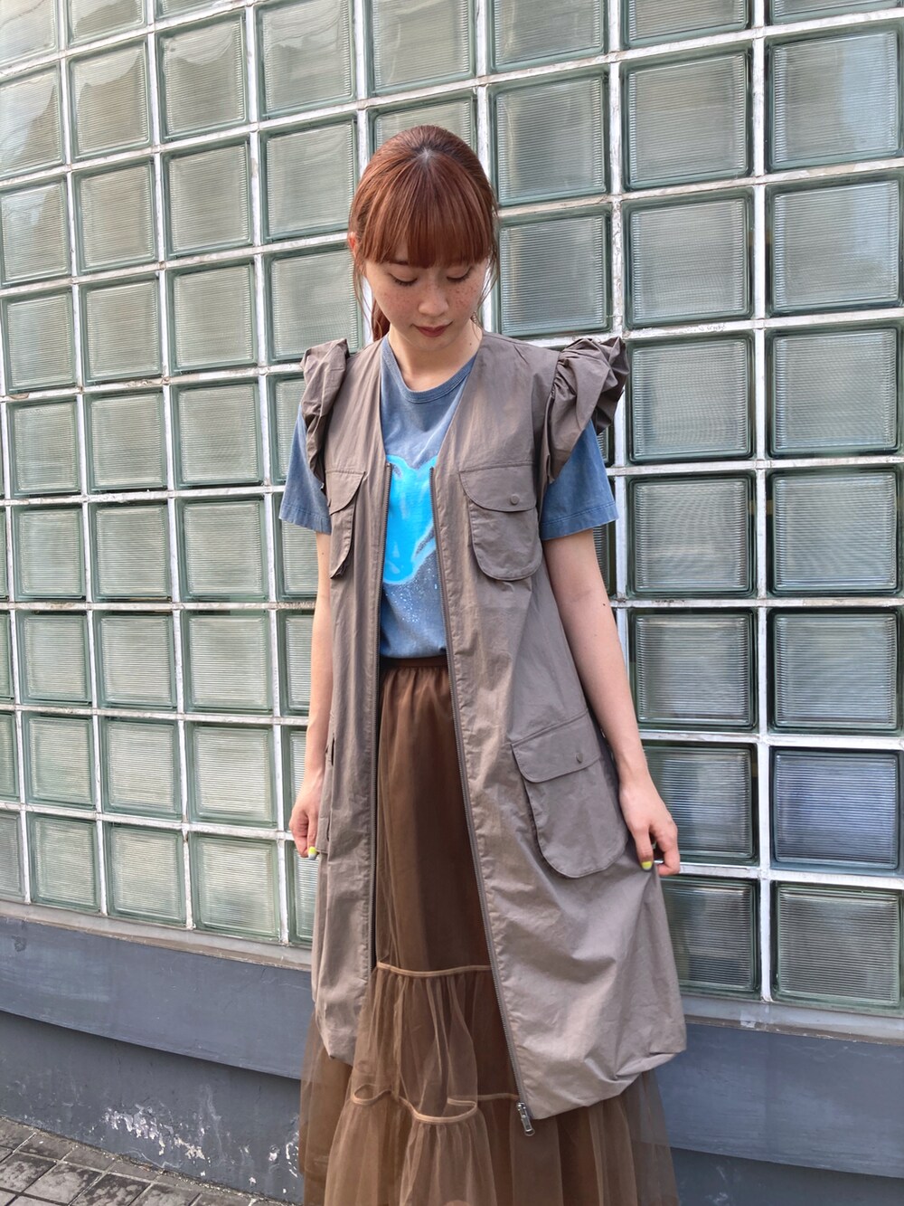 ブラウン系のシャツワンピース、ベージュ系のブーティ、ブラウン系のスカートを着用したレディースの夏コーディネートの3枚目の写真