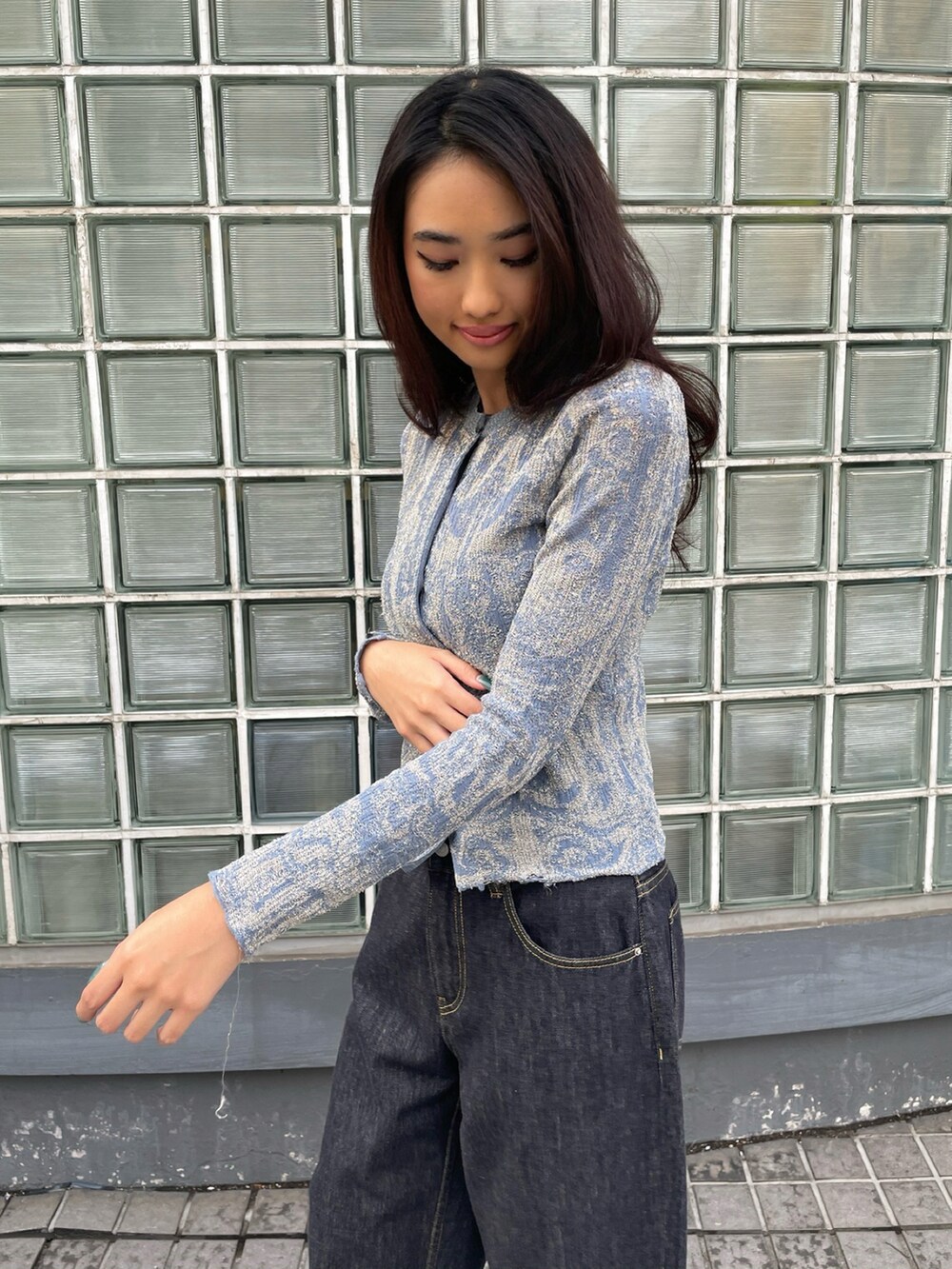 ブラック系のデニムパンツ、ブルー系のニット/セーターを着用したレディースの冬コーディネートの3枚目の写真