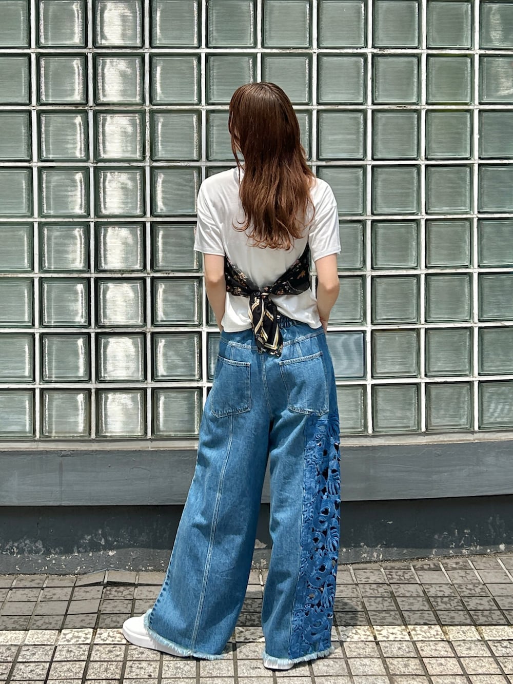 ホワイト系のTシャツ/カットソー、ブルー系のデニムパンツを着用したレディースの夏コーディネートの2枚目の写真