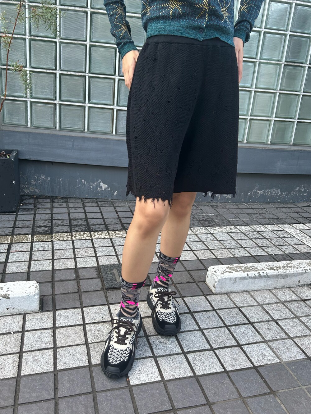 ブルー系のニット/セーター、ブラック系のその他パンツ、ブラック系のスニーカーを着用したレディースの秋コーディネートの3枚目の写真