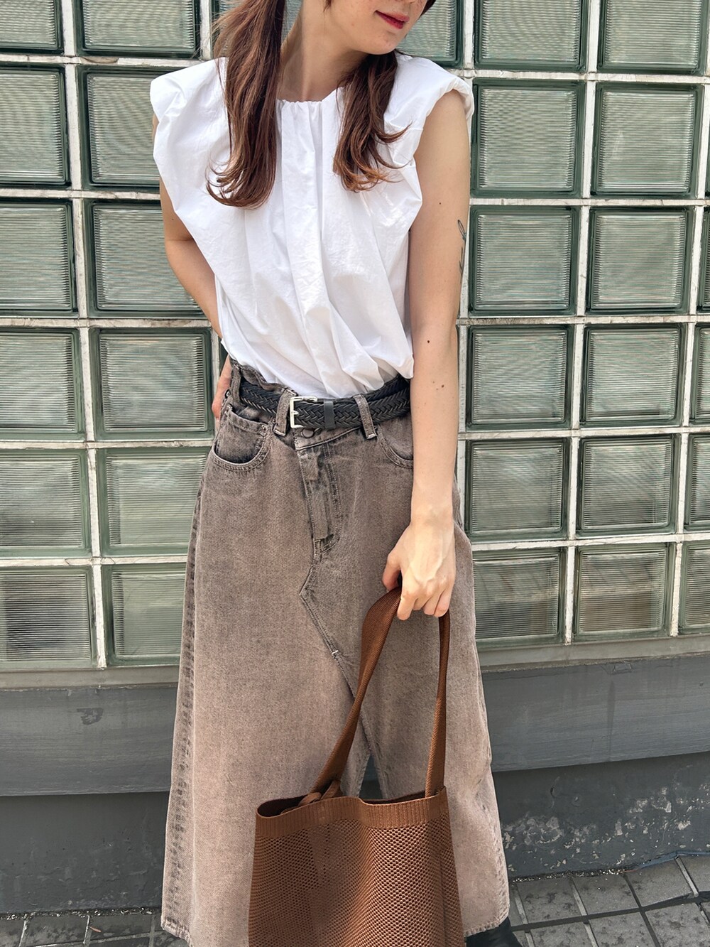 ホワイト系のシャツ/ブラウス、ピンク系のデニムスカート、ブラウン系のショルダーバッグを着用したレディースの夏コーディネートの3枚目の写真