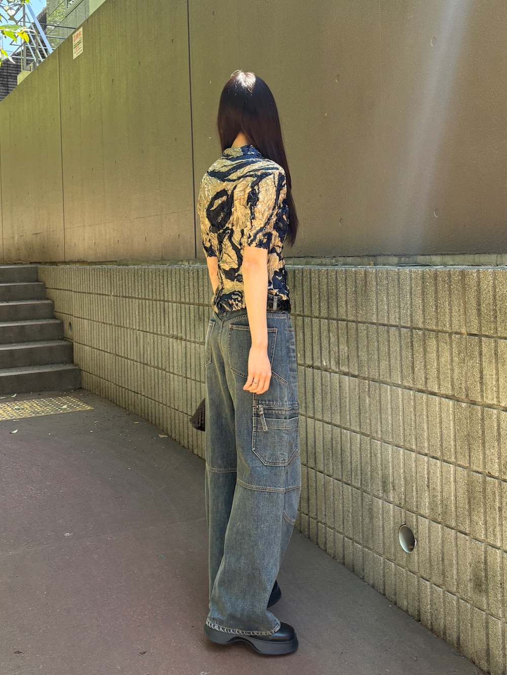 ベージュ系のシャツ/ブラウス、ブラウン系のトートバッグを着用したレディースの春コーディネートの2枚目の写真