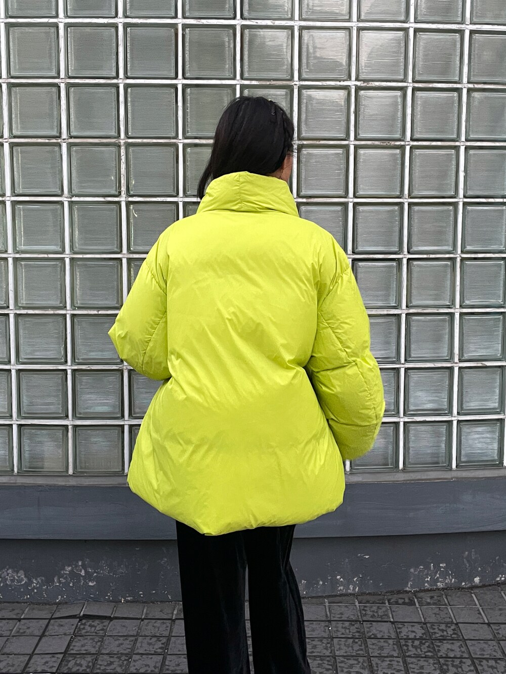 グリーン系のダウンジャケット/コート、ブラック系のその他パンツを着用したレディースの冬コーディネートの3枚目の写真