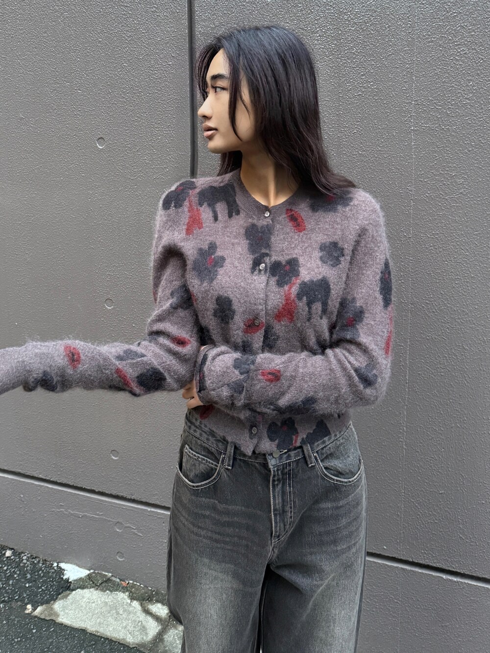 ブラック系のデニムパンツ、ブラウン系のカーディガン/ボレロを着用したレディースの冬コーディネートの2枚目の写真