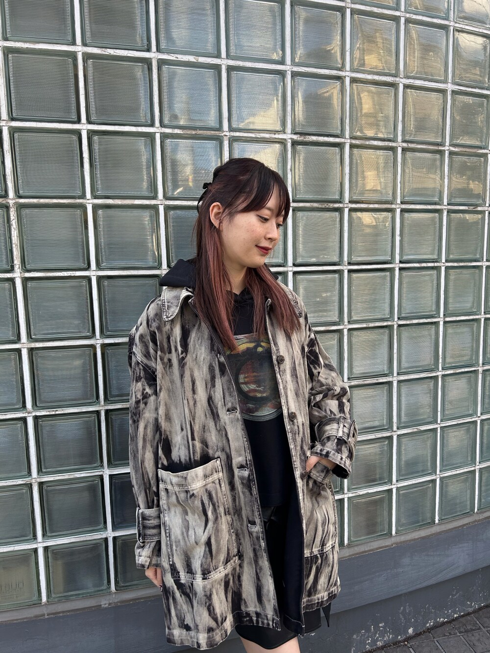 ベージュ系のジャケット/アウター、ブラック系のパーカー、ブラック系のスカートを着用したレディースの冬コーディネートの3枚目の写真