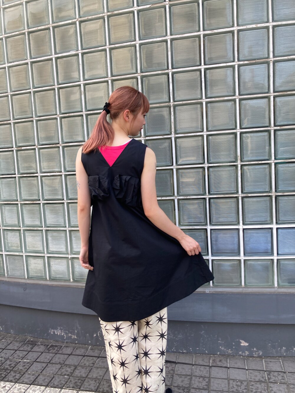 ブラック系のワンピース、ピンク系のTシャツ/カットソー、ホワイト系のその他パンツを着用したレディースの夏コーディネートの4枚目の写真