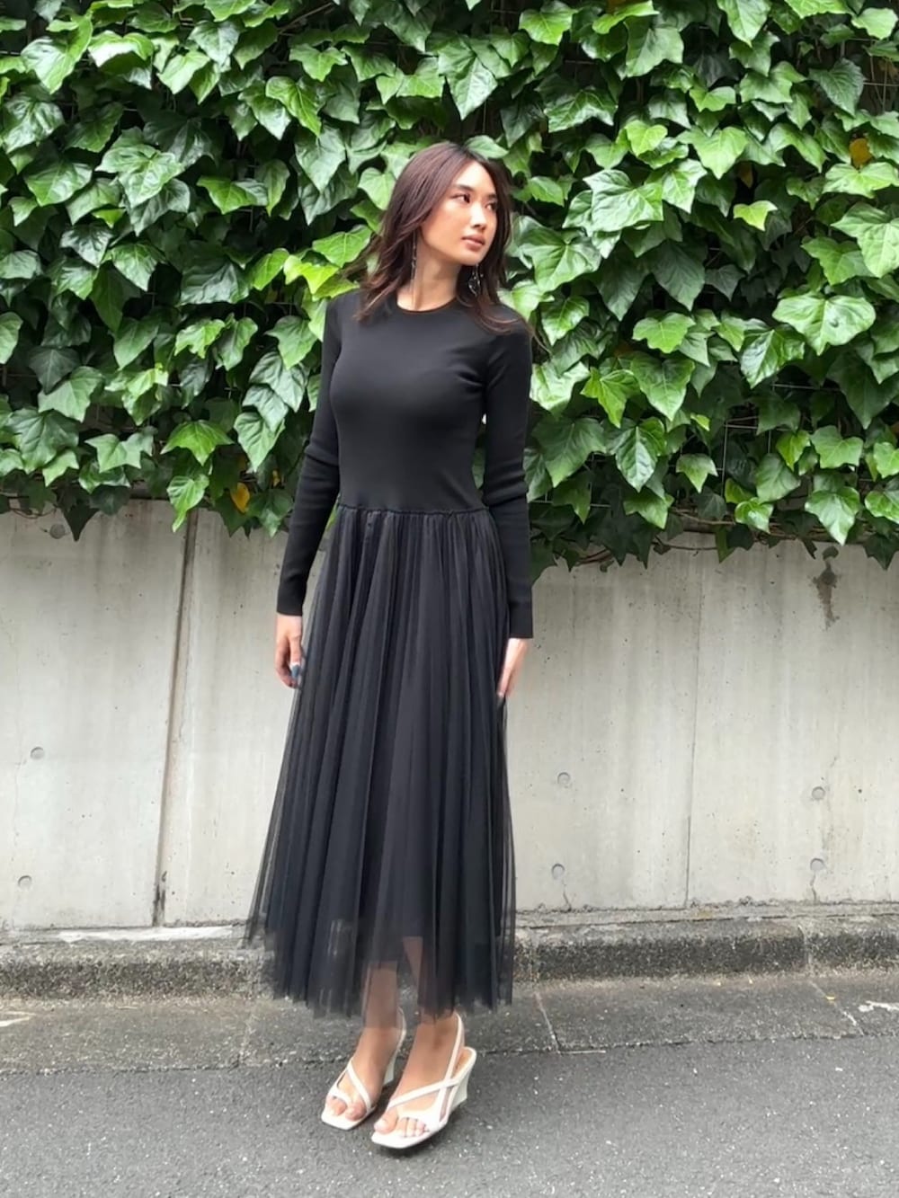 ホワイト系のシューズ、ブラック系のワンピースを着用したレディースの春コーディネートの4枚目の写真