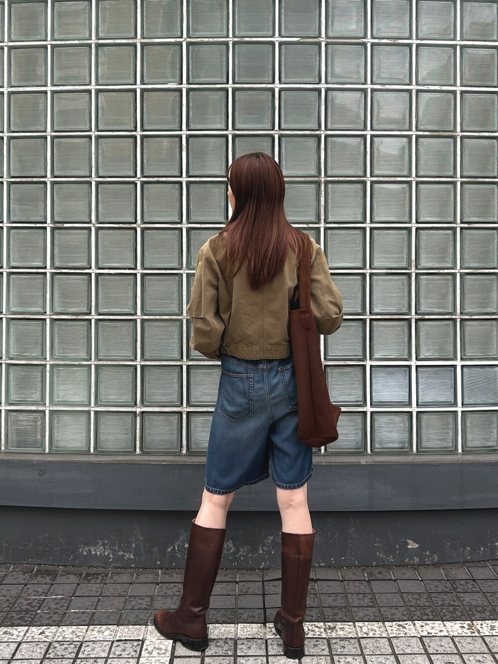 ピンク系のTシャツ/カットソー、ブラウン系のショルダーバッグを着用したレディースの春コーディネートの2枚目の写真