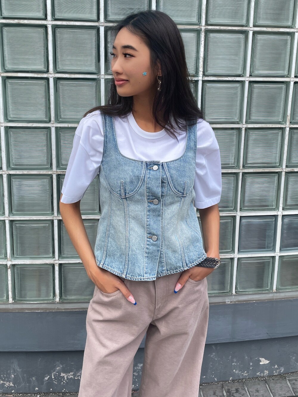 ピンク系のパンツ、ブルー系のその他トップス、ホワイト系のTシャツ/カットソーを着用したレディースの夏コーディネートの2枚目の写真