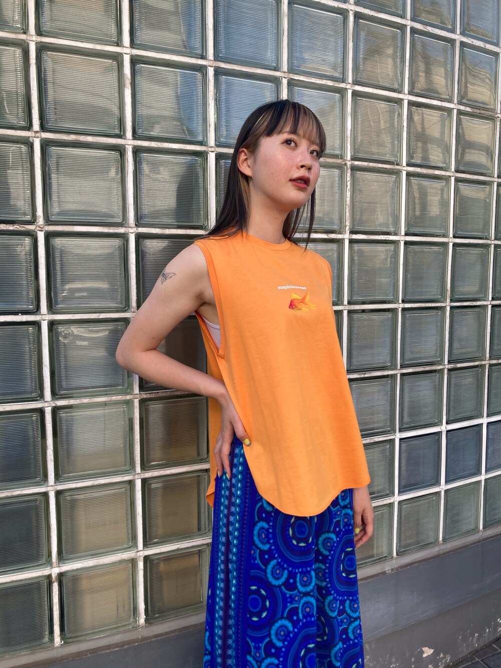 「アツいコーデ全部見せ、ゆるコーデ、今日のコーデ、タンクトップ、夏コーデ、サンダル、おでかけコーデ、viviennetam、いいね、save、フォローお願いします🤑、ヴィヴィアンタム」｜「VIVIENNE TAMのアイテム（トップス、オレンジ系）」を使った、micpr staffさん（レディース・170cm）の夏コーディネートの4枚目の写真