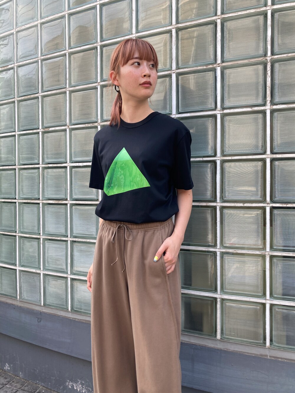 ブラック系のTシャツ/カットソー、ブラウン系のその他パンツを着用したレディースの夏コーディネートの5枚目の写真
