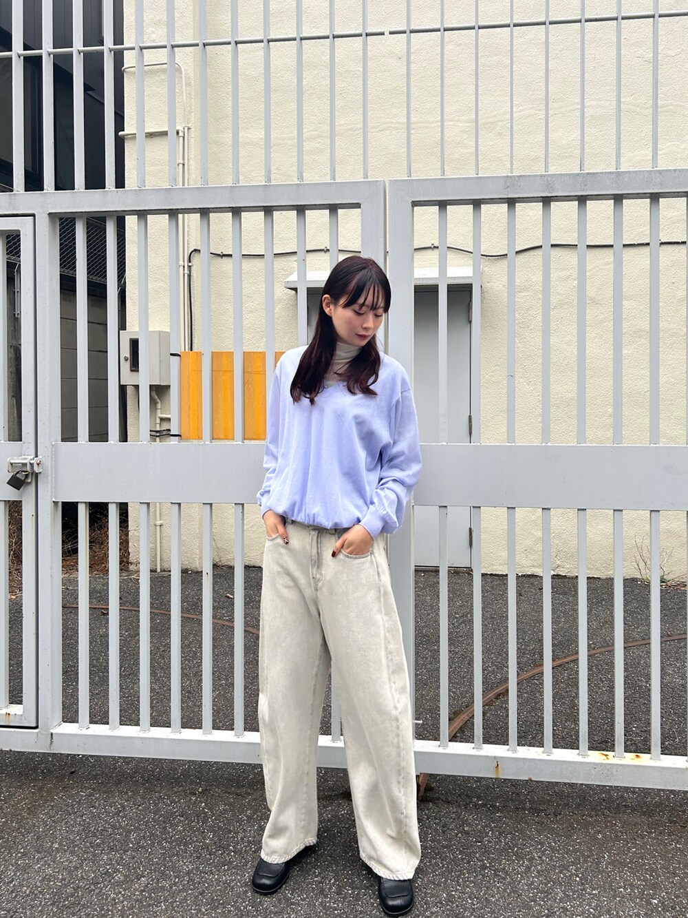 ブルー系のジャケット/アウター、ブルー系のニット/セーター、グレー系のデニムパンツを着用したレディースの冬コーディネートの2枚目の写真