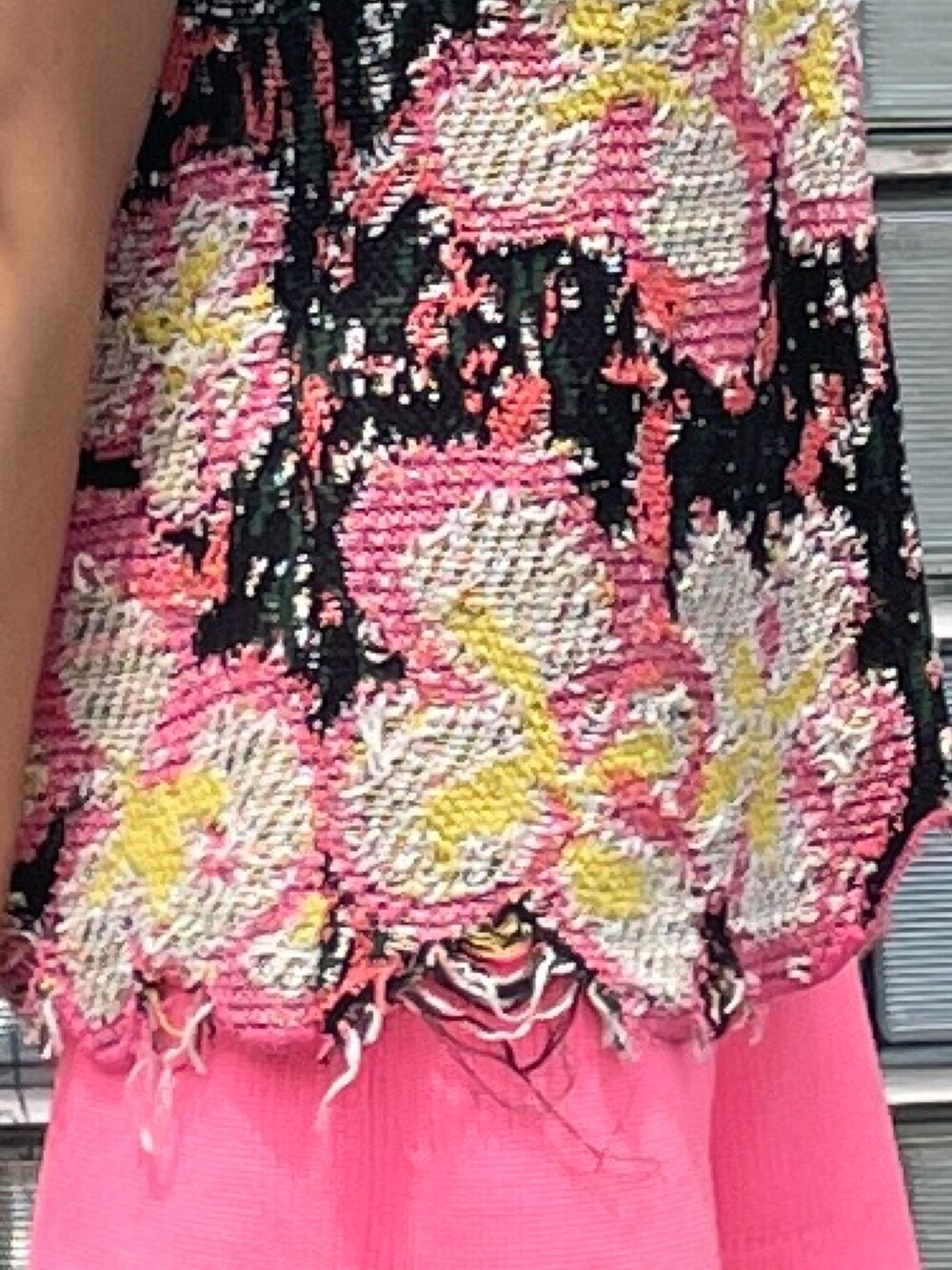 ピンク系のトップス、ピンク系のその他パンツ、ブラウン系のサンダルを着用したレディースの夏コーディネートの4枚目の写真