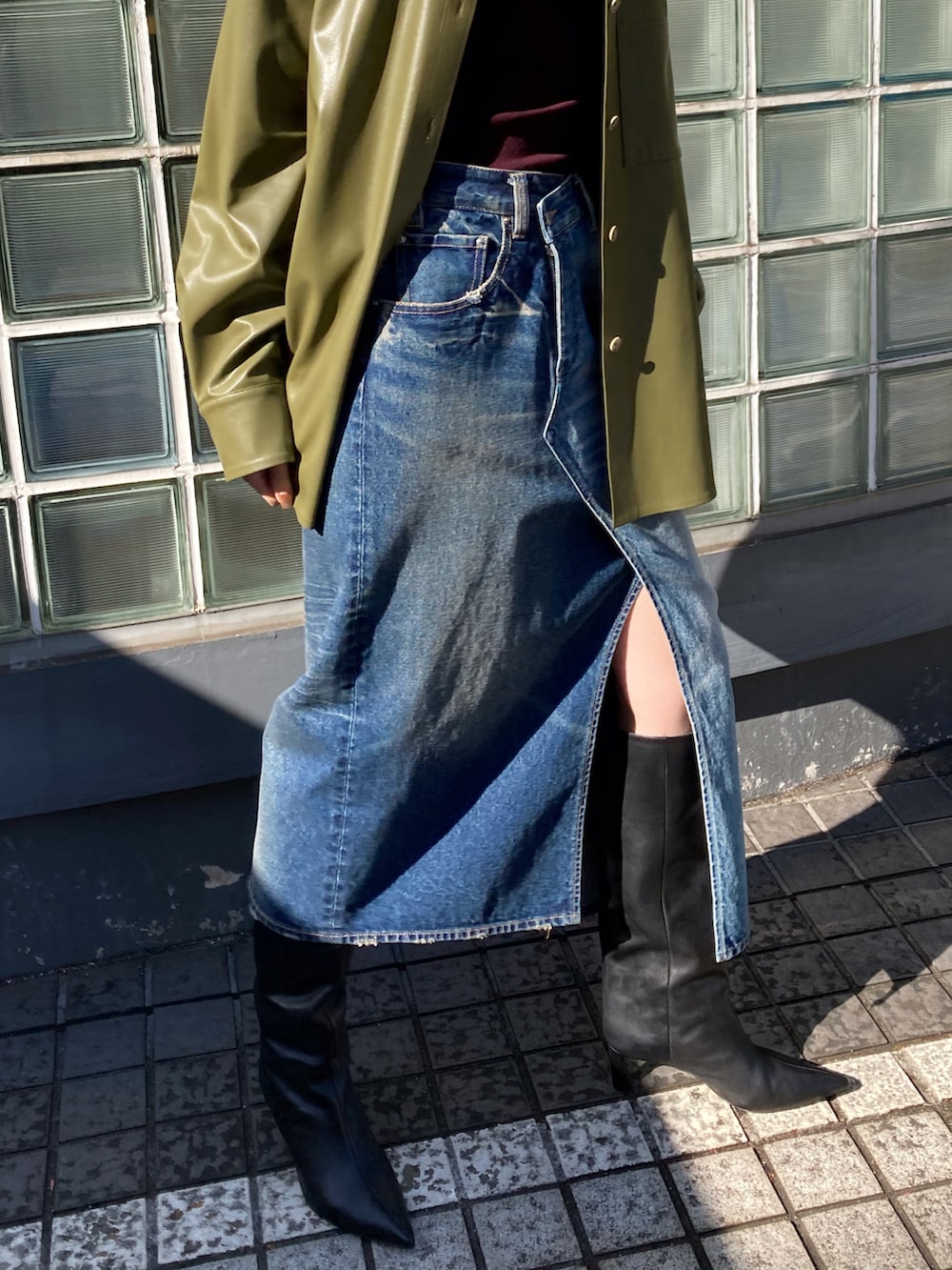 レッド系のニット/セーター、グリーン系のブルゾン、ブルー系のデニムスカートを着用したレディースの秋コーディネートの4枚目の写真