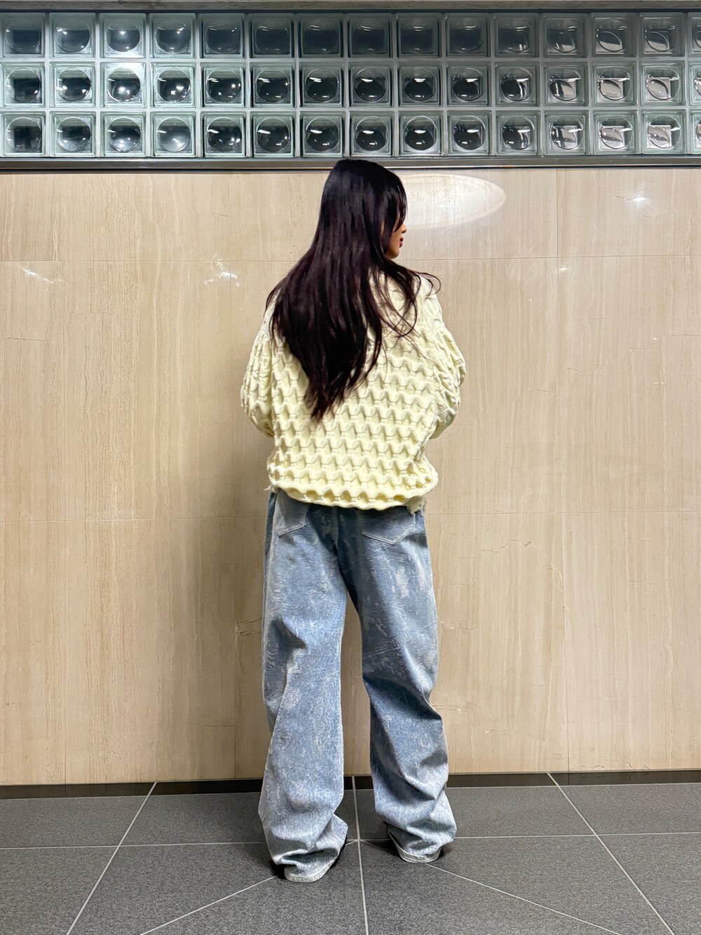 ブルー系のその他パンツ、イエロー系のトップスを着用したレディースの冬コーディネートの4枚目の写真