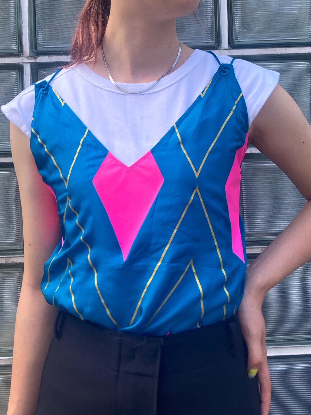 ブルー系のキャミソール、ブラック系のスカートを着用したレディースの夏コーディネートの3枚目の写真